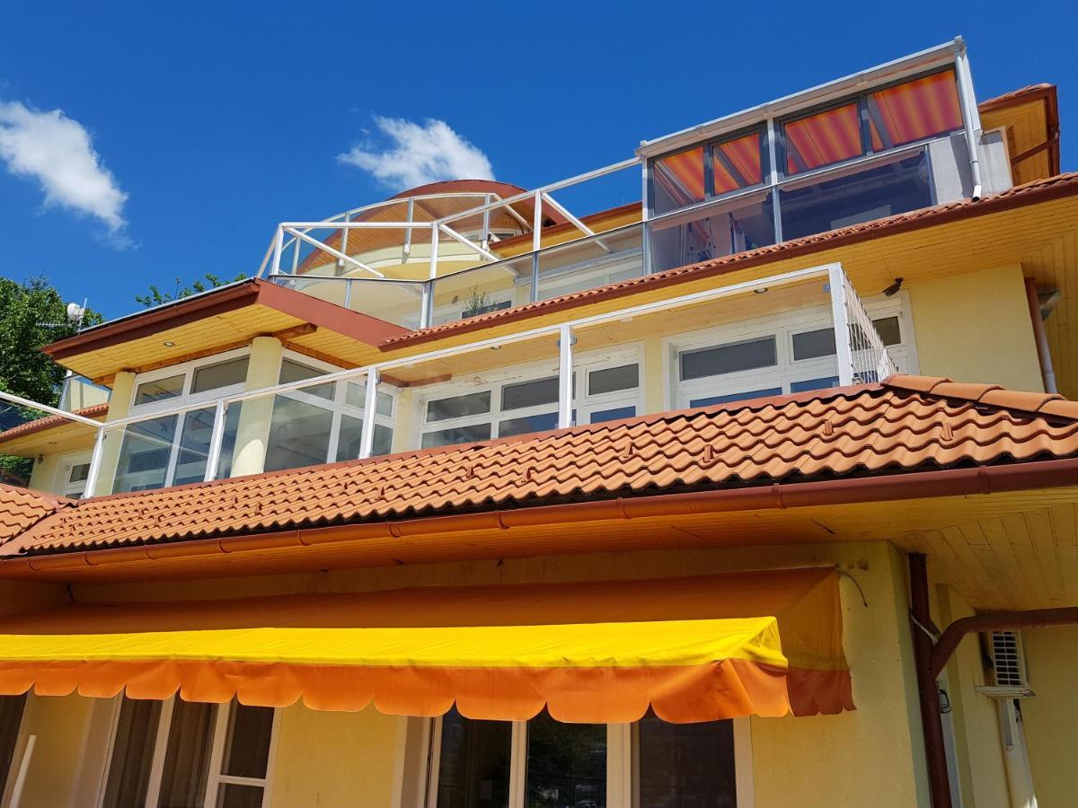 Astra Apartman 塔塔班亚 外观 照片